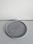 okragla-szara-podstawka-z-gipsu-recznie-robiona