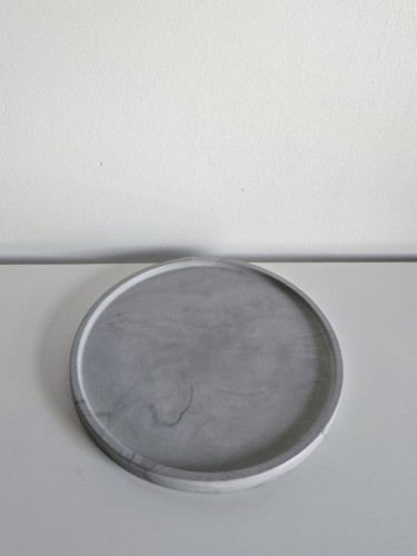 okragla-szara-podstawka-z-gipsu-recznie-robiona