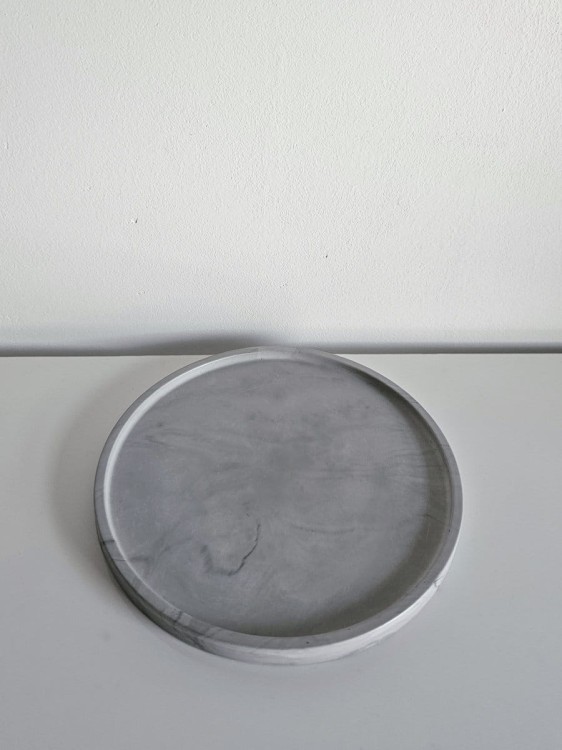 okragla-szara-podstawka-z-gipsu-recznie-robiona