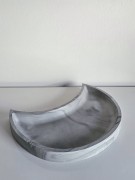 szara-ozdobna-taca-w-ksztalcie-ksiezyca