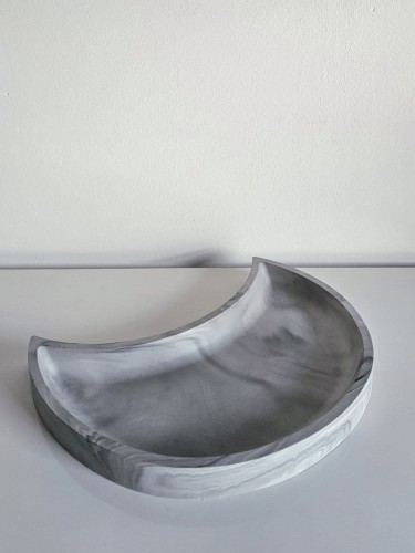 szara-ozdobna-taca-w-ksztalcie-ksiezyca