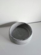 minimalistyczna-szara-misa-recznie-wykonana-z-gipsu