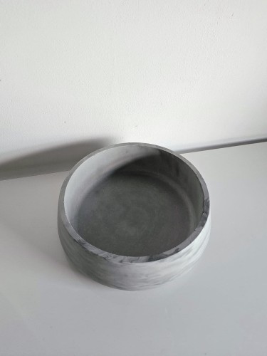 minimalistyczna-szara-misa-recznie-wykonana-z-gipsu