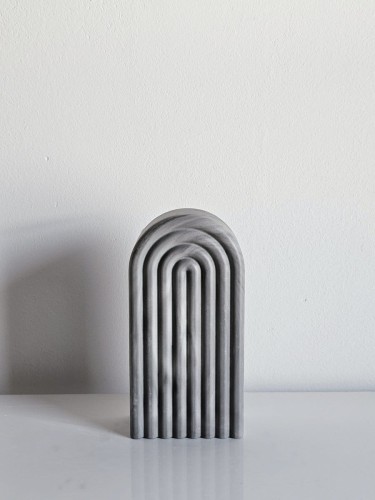 szara-tecza-betonowa-rzezba-recznie-robiona