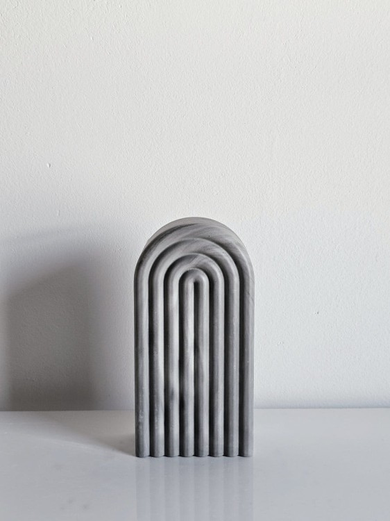 szara-tecza-betonowa-rzezba-recznie-robiona