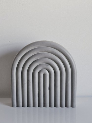 szara-figurka-z-gipsu-dekoracja-tecza