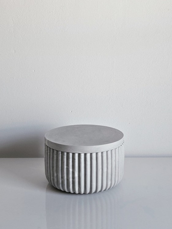 szary-ryflowany-dekoracyjny-pojemnik-z-gipsu