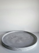 duza-szara-taca-z-gipsu-dekoracyjna-pod-swiece