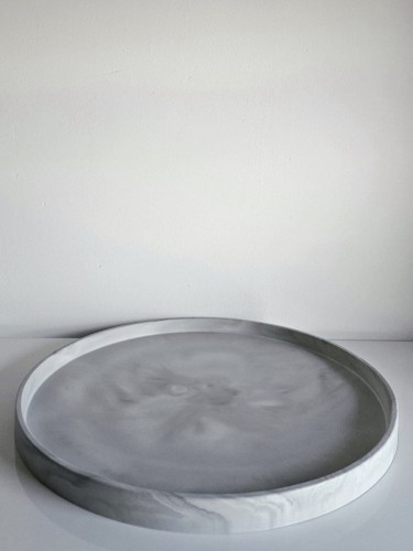 duza-szara-taca-z-gipsu-dekoracyjna-pod-swiece