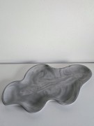 szara-dekoracyjna-podstawka-w-ksztalcie-fali