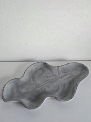 szara-dekoracyjna-podstawka-w-ksztalcie-fali
