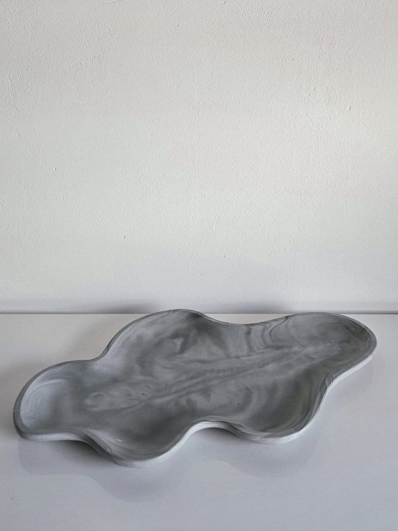 szara-ozodbna-taca-fala-z-gipsu-pod-swiece