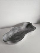 minimalistyczna-dekoracyjna-misa-z-gipsu-falista