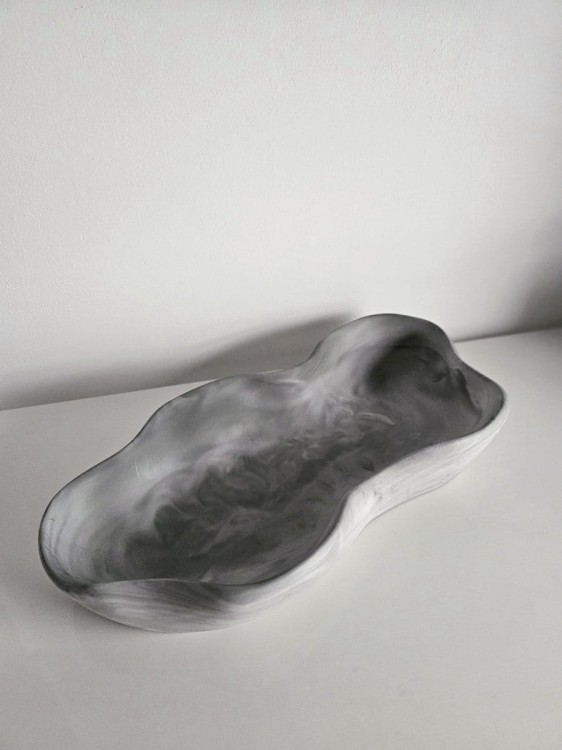 minimalistyczna-dekoracyjna-misa-z-gipsu-falista