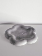 minimalistyczna-szara-podstawka-pod-bizuterie-kwiat