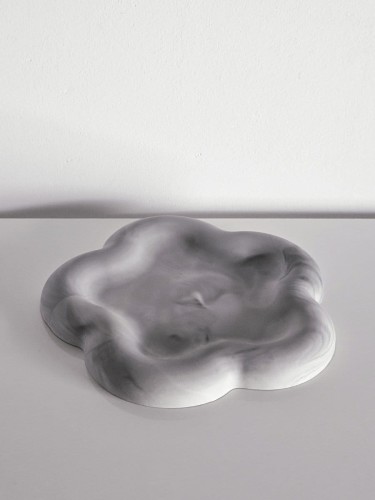 minimalistyczna-szara-podstawka-pod-bizuterie-kwiat