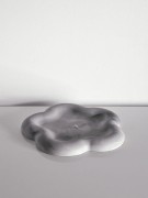 szara-podstawka-na-bizuterie-w-ksztalcie-kwiatu