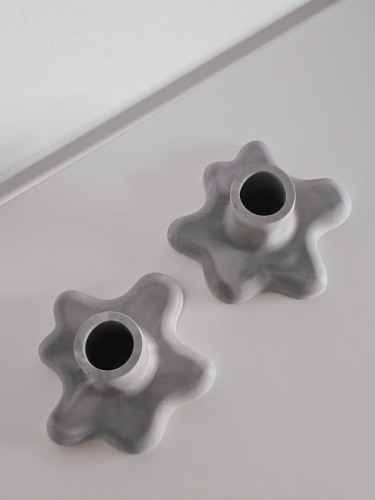 recznie-robione-szare-swieczniki-na-swiece-stozkowe