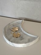 dekoracyjna-szara-podstawka-w-ksztalcie-ksiezyca