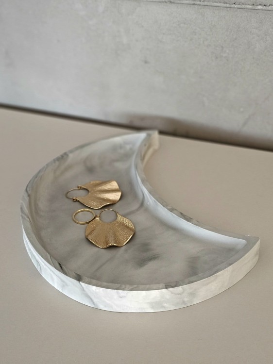 dekoracyjna-szara-podstawka-w-ksztalcie-ksiezyca