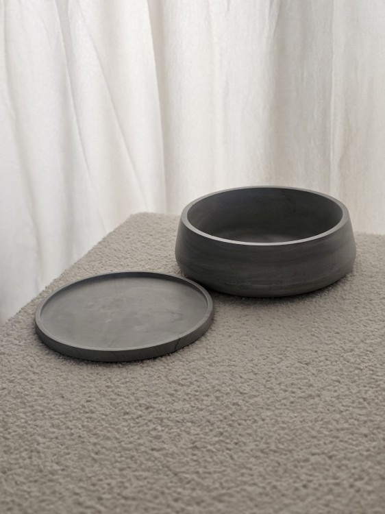 szara-ozdobna-okragla-taca-pod-swiece