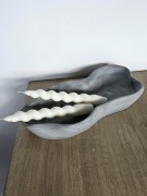 ozdobna-szara-misa-z-gipsu