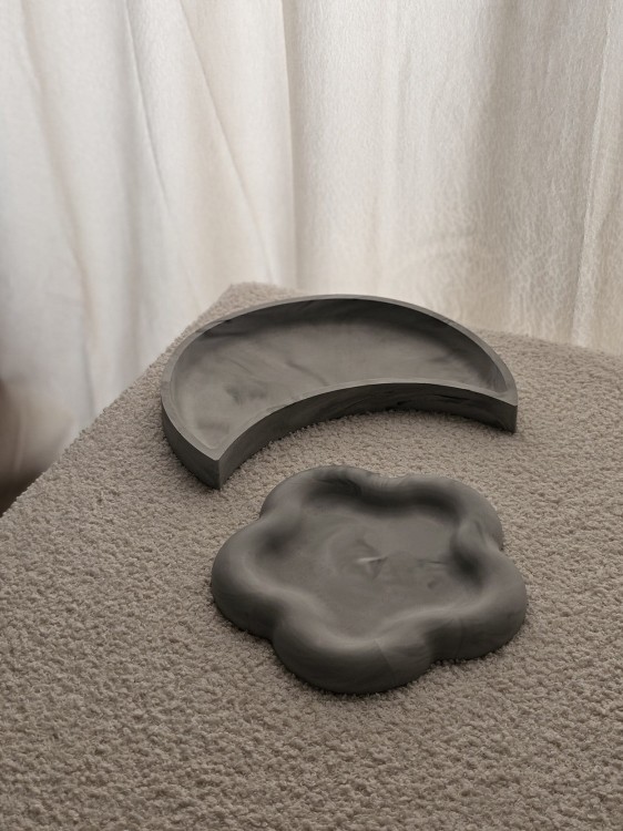 szara-dekoracyjna-podstawka-kwiat