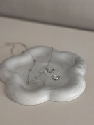 ozdobna-szara-podstawka-pod-bizuterie