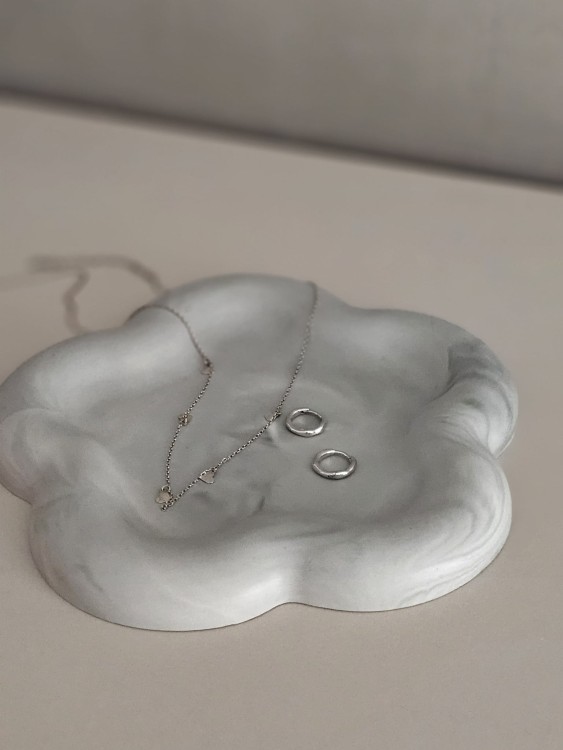 ozdobna-szara-podstawka-pod-bizuterie