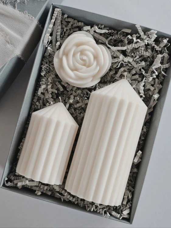 swiece-sojowe-filary-i-roza-recznie-wykonane-zestaw-prezentowy