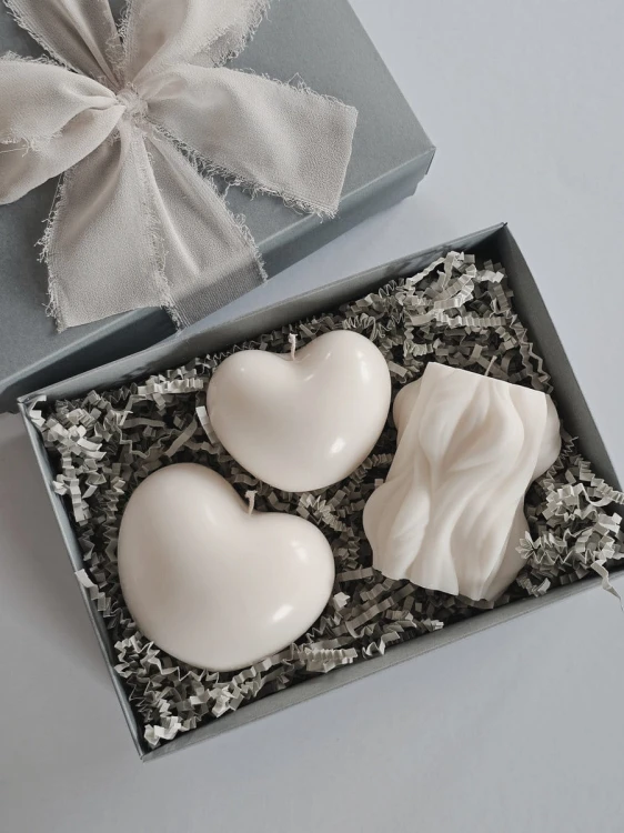 recznie-robione-swiece-sojowe-zestaw-serce-i-fala-pudelko-z-wstazka