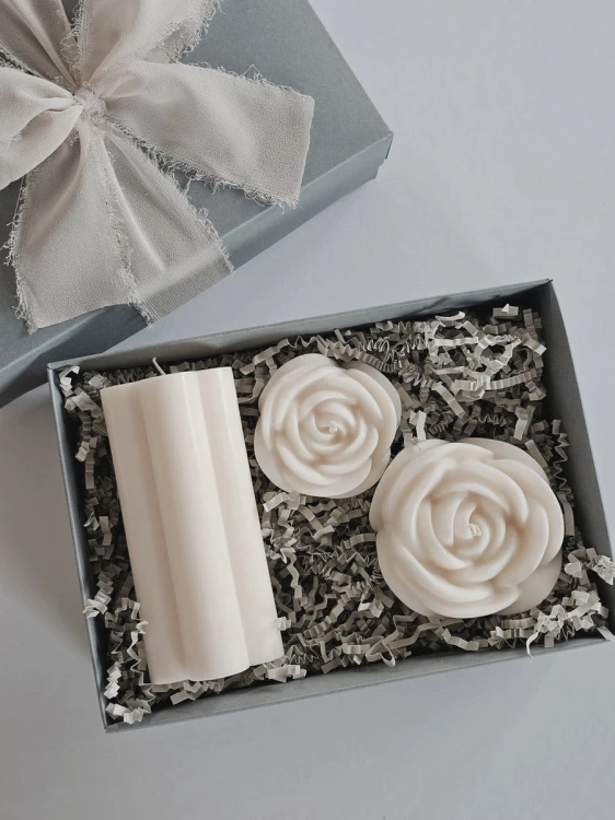 recznie-robione-swiece-sojowe-zestaw-kwiat-pudelko-z-wstazka