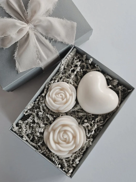 recznie-robione-swiece-sojowe-zestaw-serce-i-roza-pudelko-z-wstazka