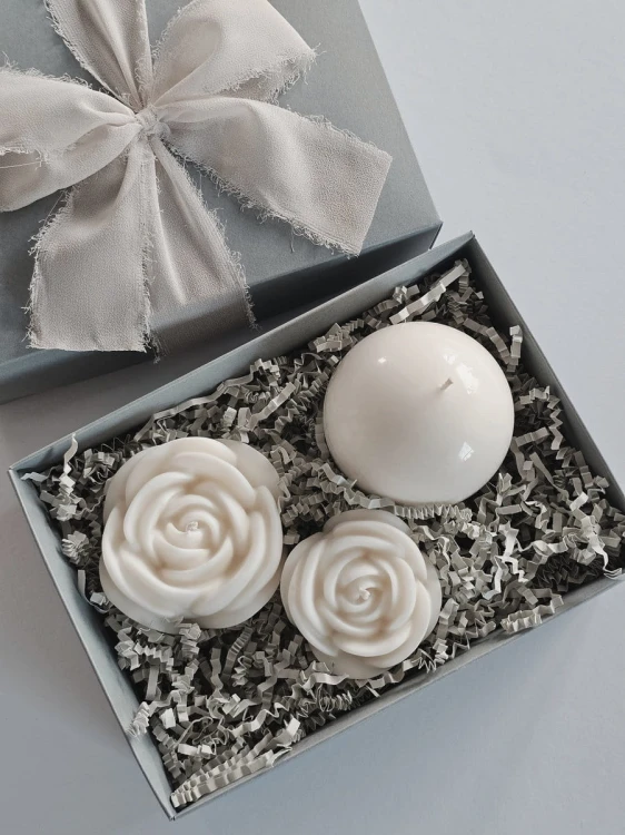 recznie-robione-swiece-sojowe-zestaw-roza-i-kula-pudelko-z-wstazka