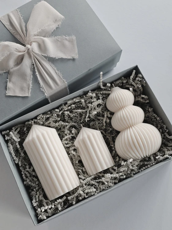 recznie-robione-swiece-sojowe-zestaw-totem-i-filary-pudelko-z-wstazka