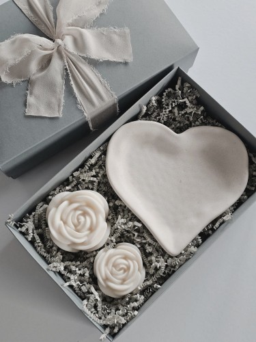 recznie-robione-swiece-sojowe-zestaw-z-podstawka-serce-pudelko-prezentowe