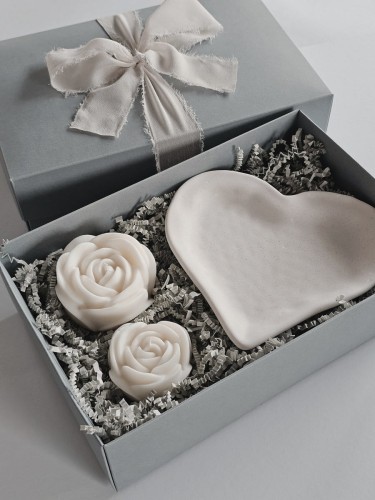 zestaw-prezentowy-swiece-sojowe-podstawka-serce