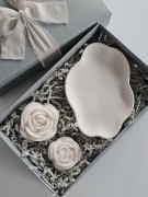 swiece-sojowe-roze-na-gipsowej-podstawce-chmura