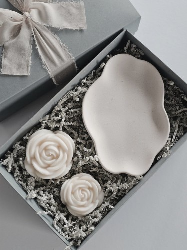 swiece-sojowe-roze-na-gipsowej-podstawce-chmura