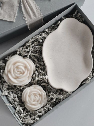 zestaw-prezentowy-swiece-sojowe-roze-podstawka-biala-chmura