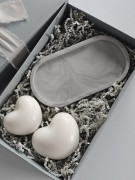 zestaw-prezentowy-swiece-sojowe-dekoracyjne-serca-podstawka-szara-owalna