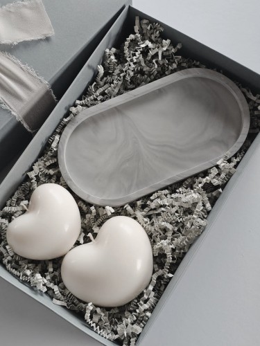 zestaw-prezentowy-swiece-sojowe-dekoracyjne-serca-podstawka-szara-owalna