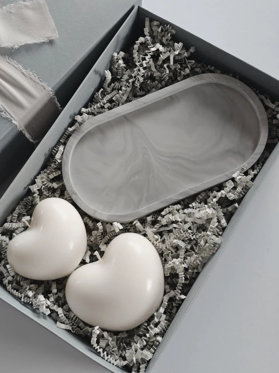 zestaw-prezentowy-swiece-sojowe-dekoracyjne-serca-podstawka-szara-owalna