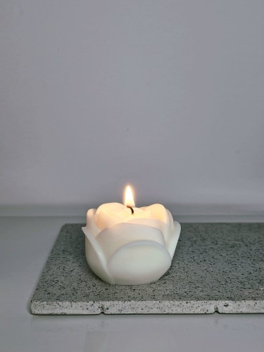 dekoracyjna-swieca-sojowa-roza-kwiat