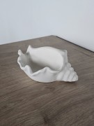 dekoracyjna-muszla-biala-z-gipsu-na-drobiazgi