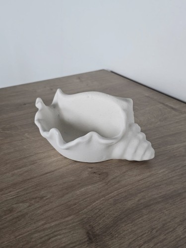 dekoracyjna-muszla-biala-z-gipsu-na-drobiazgi