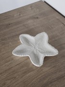 dekoracyjna-podstawka-na-biuterie-biala