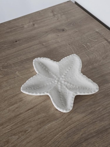 dekoracyjna-podstawka-na-biuterie-biala