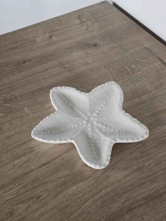 dekoracyjna-podstawka-na-biuterie-biala