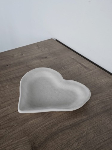 biala-podstawka-z-gipsu-serce-pod-swiece